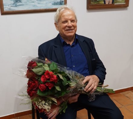 Menininkas Vytas Jaugėla su gėlėmis