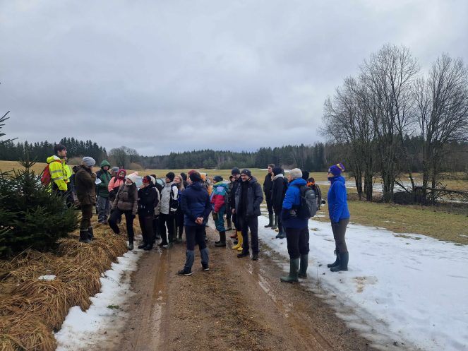 Žygeiviai klauso maršruto pristatymo