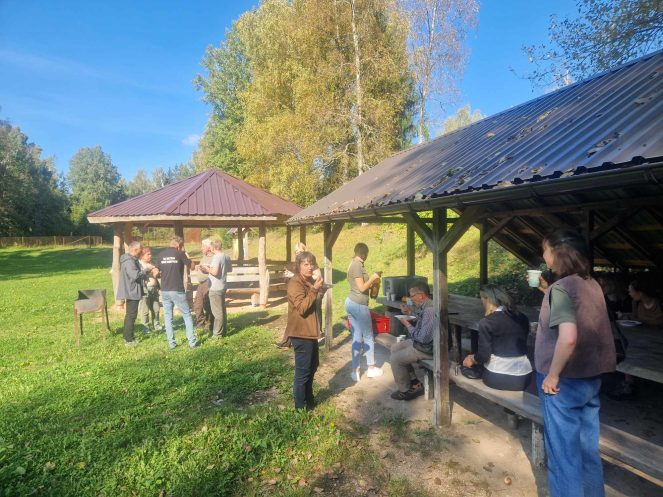 pavėsinės, žmonės.