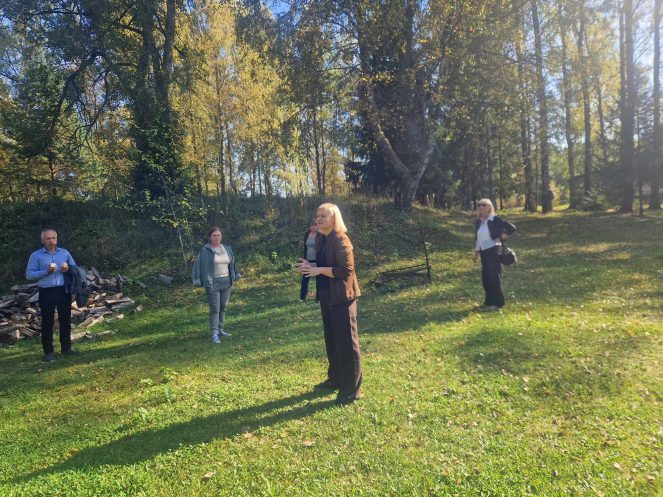 Moteris gamtoje, pasakoja, ekskursija