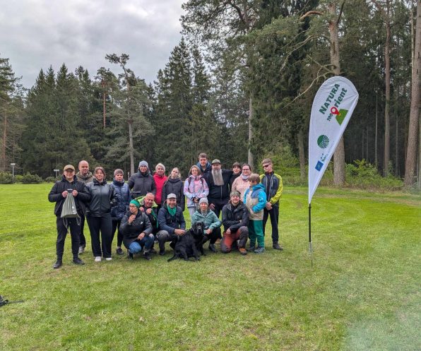 grupė žmonių pozuoja nuotraukai