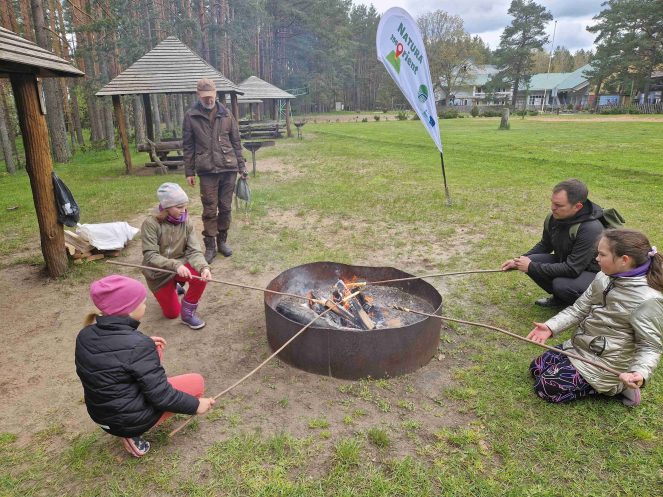 vaikai kepa sausainius ant laužo