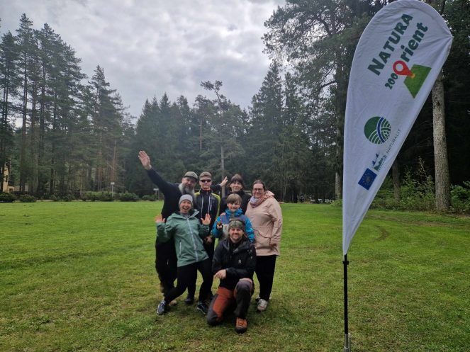 žmonių grupė pozuoja nuotraukai