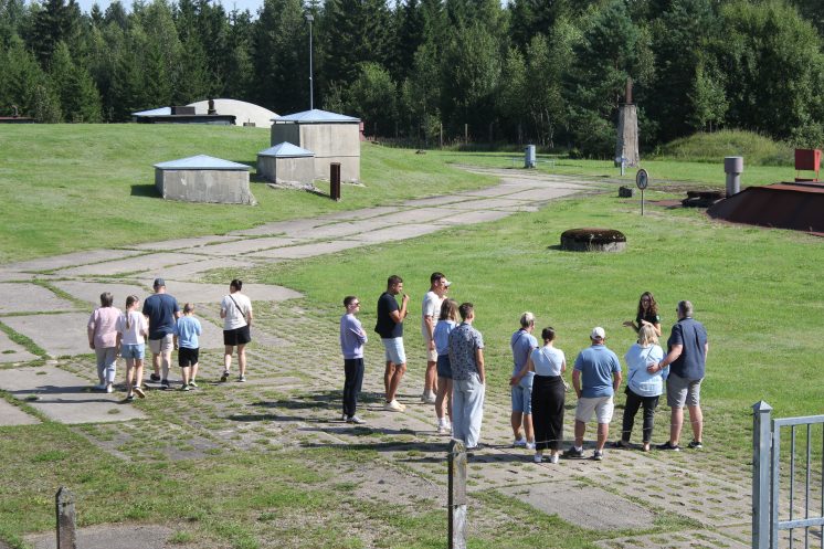 Žmonės iš toli,raketų šachtų kupolai, ekskursija