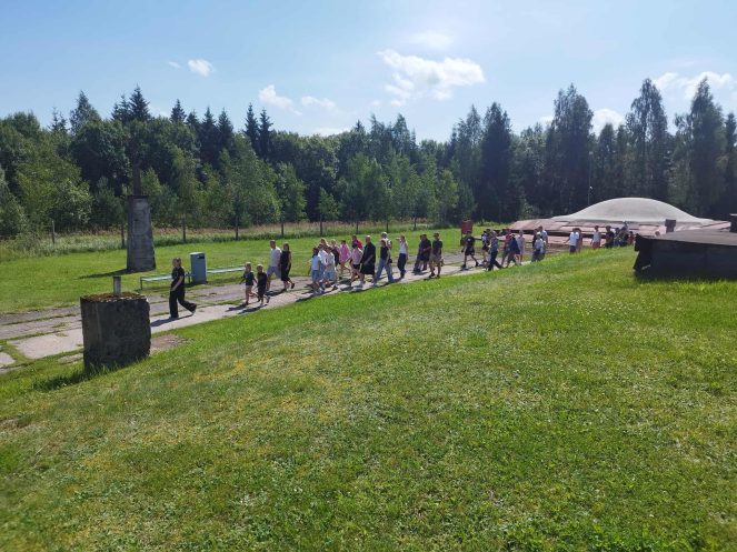 Grupė žonių eina vorele, ekskursija