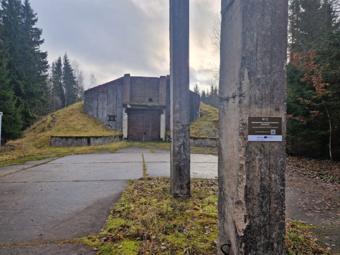 Angaras, sandėlis, betoniniai stulpai, lentelės, miškas
