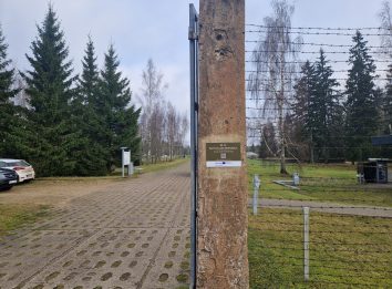lentelė, betonas, spygliuotos vielos tvoros