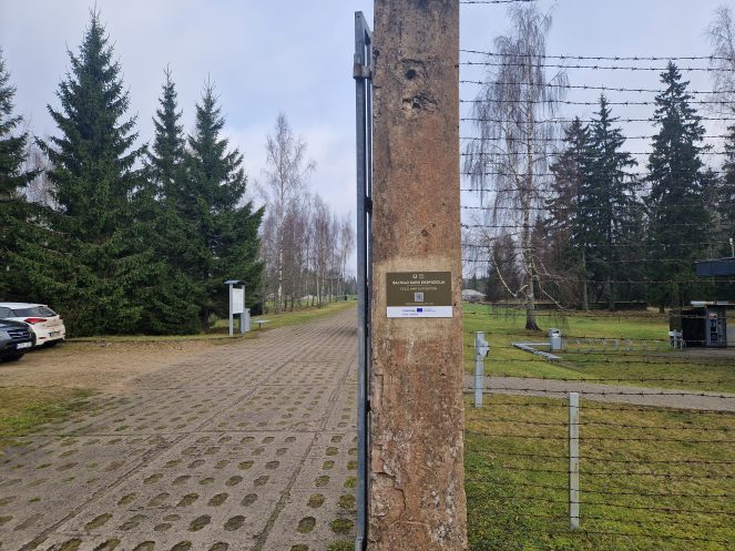 lentelė, betonas, spygliuotos vielos tvoros