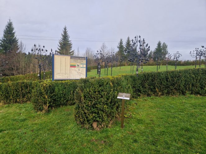 informacinis stendas, lentelė, meno dirbiniai, pieva, gyvatvorė