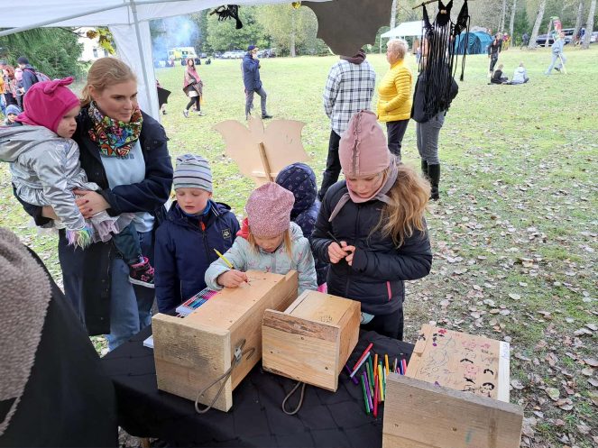 Vaikai, mediniai inkilai. Vaikai piešia ant inkilų